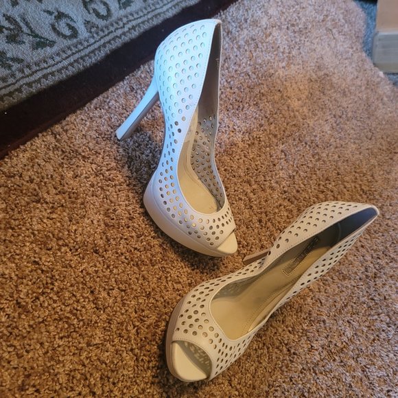 BCBGeneration Sherrie White Perforated Leather Peep Toe Heels – pre-owned - Picture 3 of 3